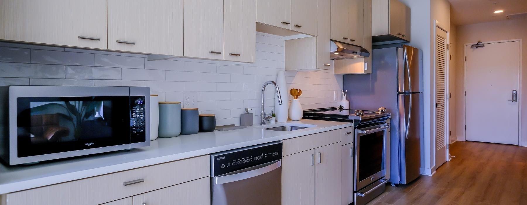 long, open kitchen wall