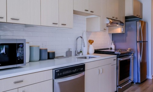 long, open kitchen wall