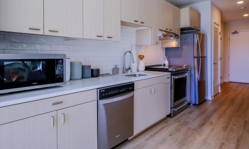 long, open kitchen wall